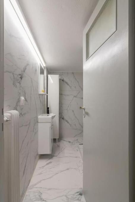 Fully Renovated 1 Bedroom Condo Афины Экстерьер фото