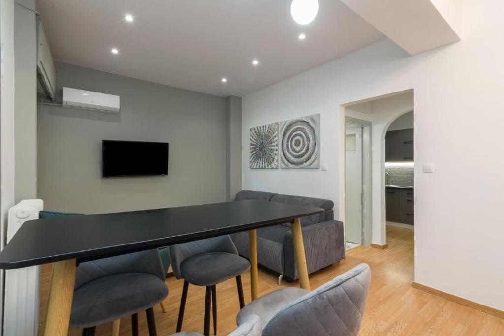 Fully Renovated 1 Bedroom Condo Афины Экстерьер фото